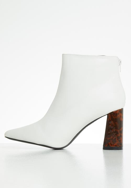 Z_Code_Z - Nuru statement abstract heel boot - white