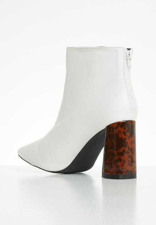 Z_Code_Z - Nuru statement abstract heel boot - white