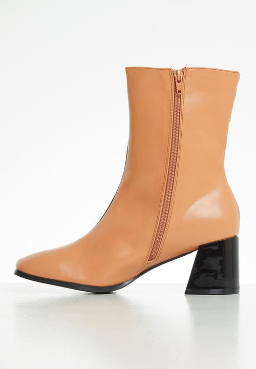 Z_Code_Z - Nat square toe ankle boot - black & tan