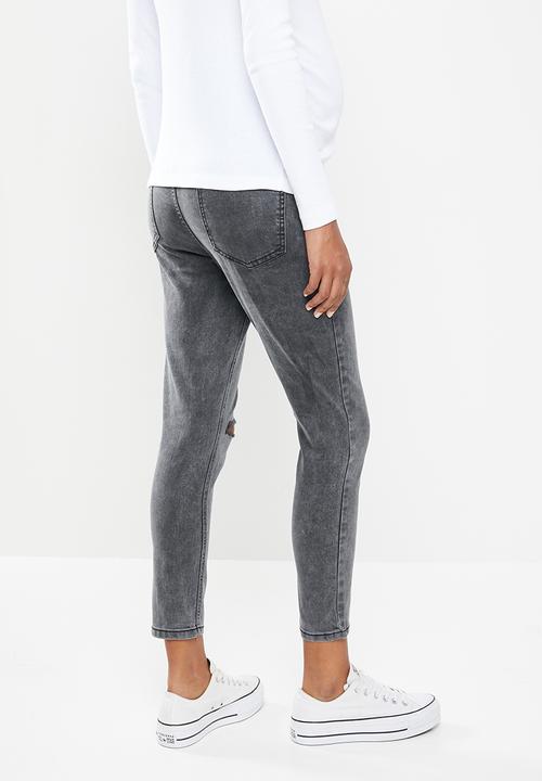 Cotton On - Maternity cropped skinny jeans over belly - washed black