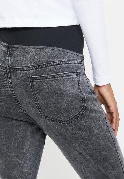 Cotton On - Maternity cropped skinny jeans over belly - washed black