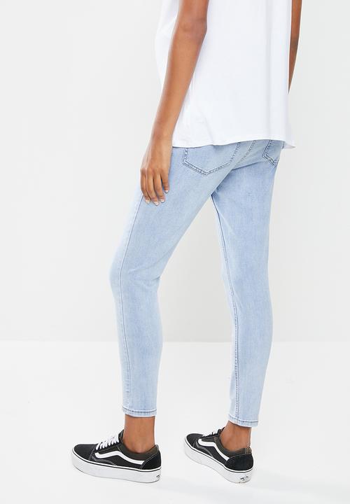 Cotton On - Maternity cropped skinny jeans over belly - blue