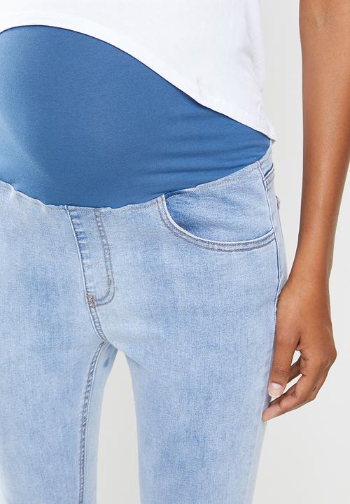 Cotton On - Maternity cropped skinny jeans over belly - blue
