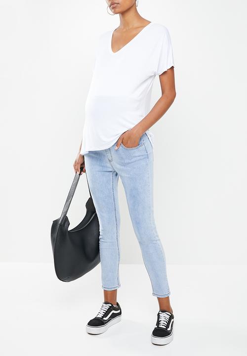 Cotton On - Maternity cropped skinny jeans over belly - blue