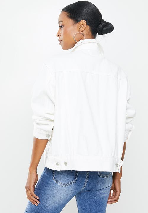 Missguided - Petite oversized denim jacket - white