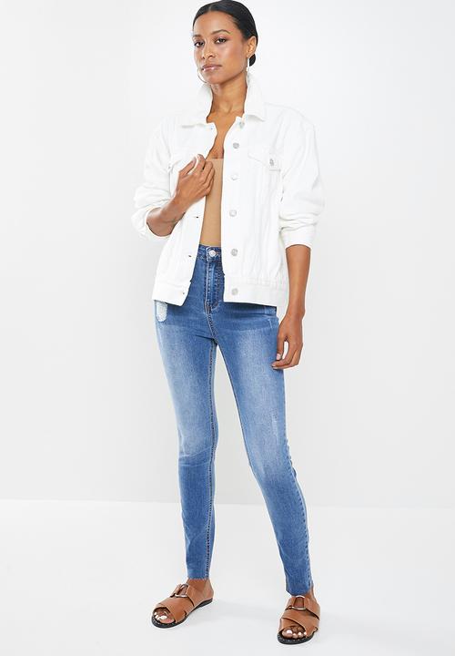 Missguided - Petite oversized denim jacket - white