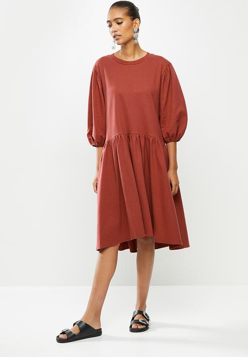 VELVET - Voluminous tiered sweater dress - rust 