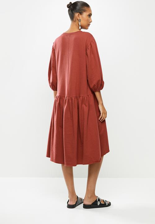 VELVET - Voluminous tiered sweater dress - rust 