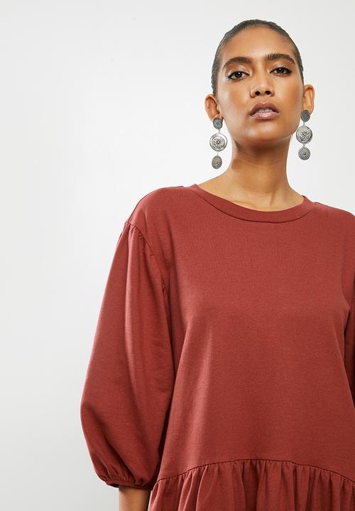 VELVET - Voluminous tiered sweater dress - rust 