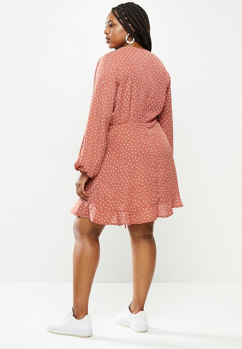 Missguided - Plus size ruched polka dot tea dress - pink & white 