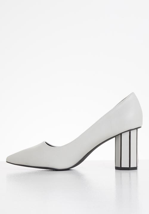 Butterfly Feet - Octavia court - off white