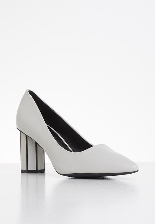 Butterfly Feet - Octavia court - off white