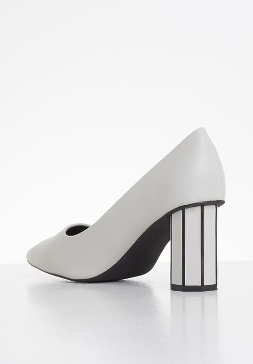 Butterfly Feet - Octavia court - off white