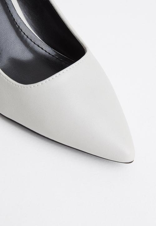 Butterfly Feet - Octavia court - off white