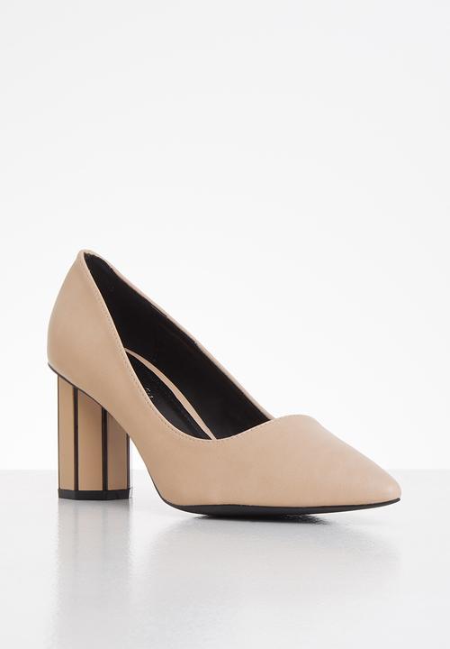 Butterfly Feet - Octavia court - beige