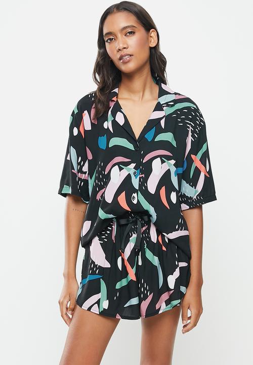 Superbalist - Sleep shirt & shorts set - black dark based splatter