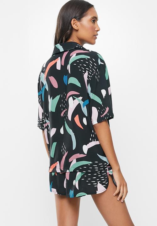 Superbalist - Sleep shirt & shorts set - black dark based splatter