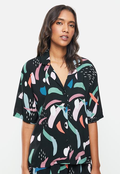 Superbalist - Sleep shirt & shorts set - black dark based splatter