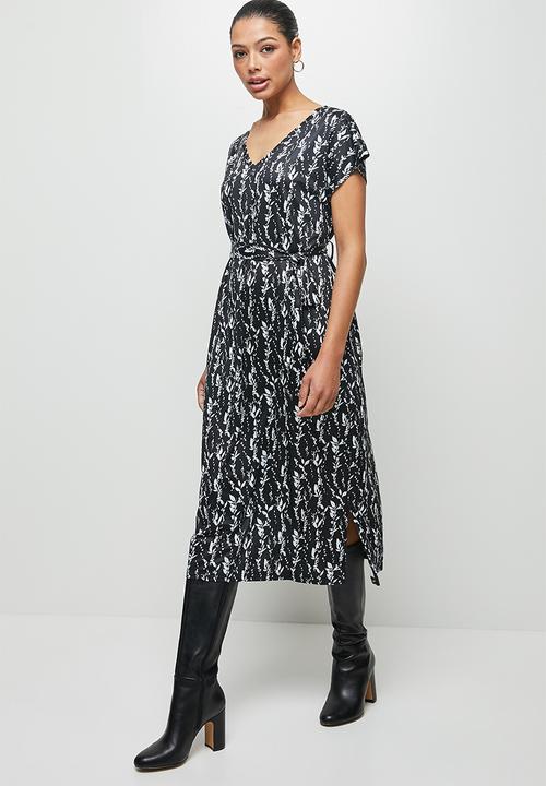 edit - V-neck Tee Dress - black