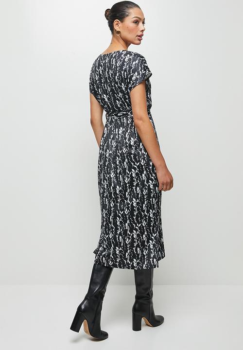 edit - V-neck Tee Dress - black