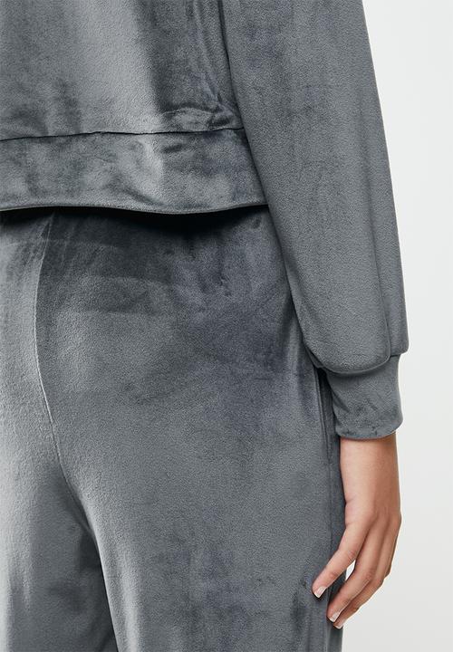 VELVET - Plush velvet cropped hoodie - grey