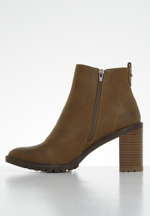 Miss Black - Omega ankle boot - tan