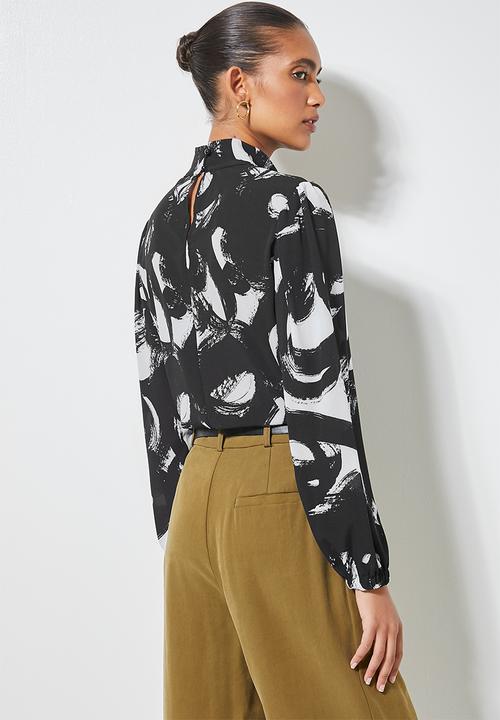 Superbalist - Funnel neck shell - 	black & white 