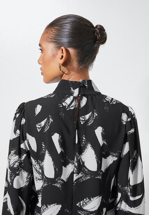Superbalist - Funnel neck shell - 	black & white 