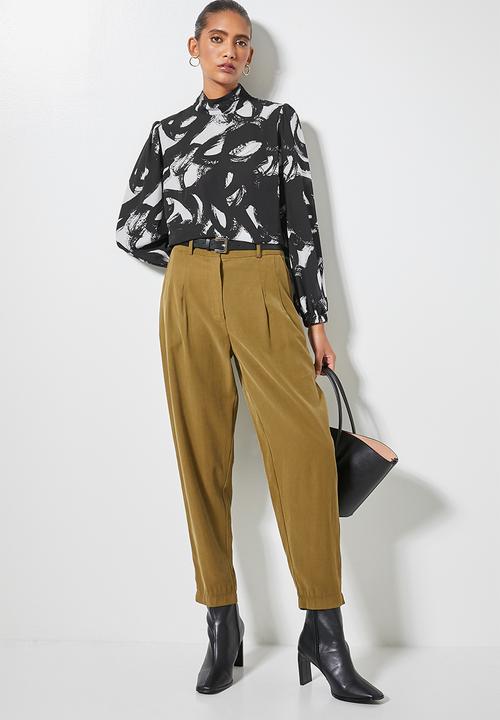 Superbalist - Funnel neck shell - 	black & white 