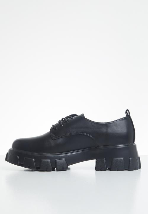 Plum - Fable lug sole brogue - black