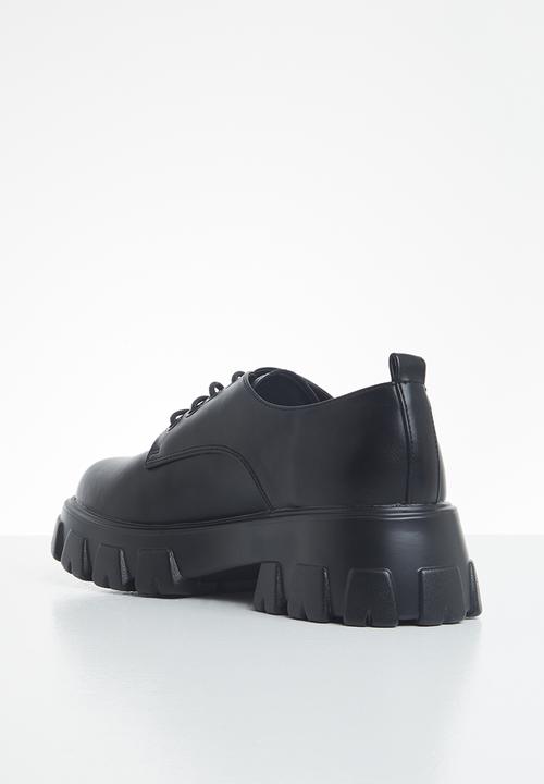 Plum - Fable lug sole brogue - black