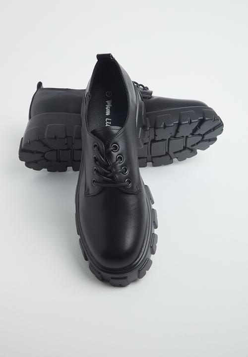 Plum - Fable lug sole brogue - black