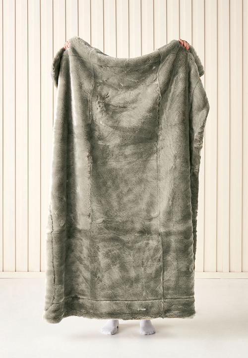 Linen House - Selma fur throw - wasabi