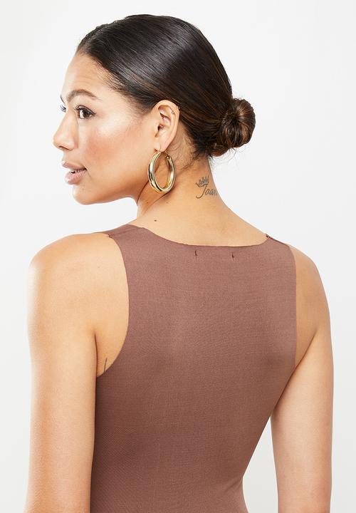 Missguided - Raw edge slinky racer midaxi - brown