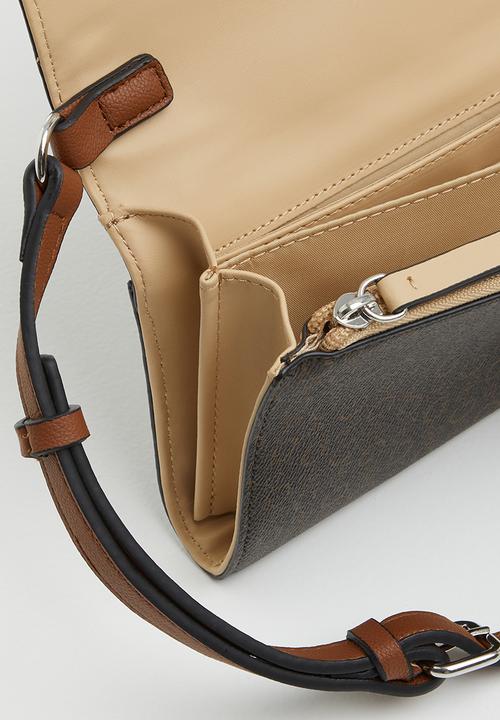 GUESS - Kalei mini crossbody flap - brown 