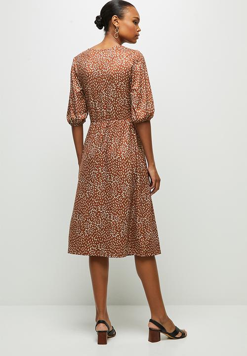 edit - 3/4 sleeve curved waist knit midi - rust 