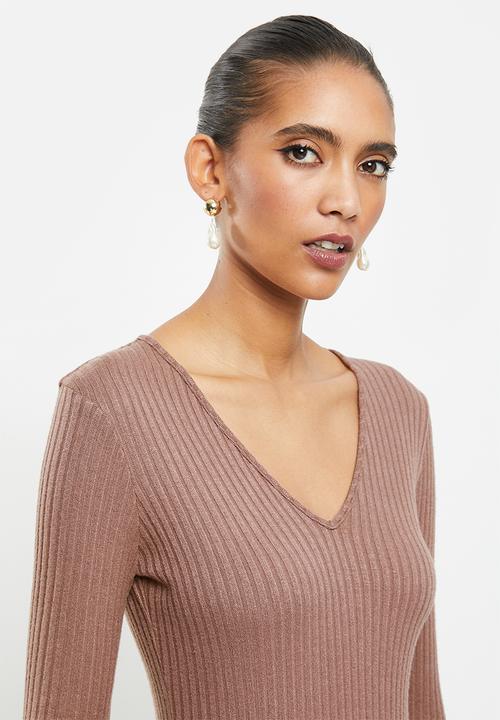 VELVET - Ribbed midi bodycon dress with thigh-high slit - cognac