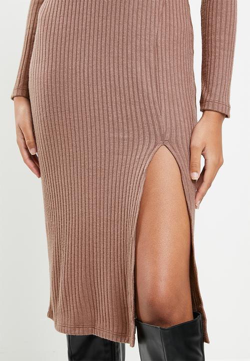 VELVET - Ribbed midi bodycon dress with thigh-high slit - cognac