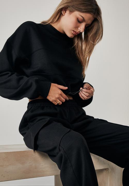 Factorie - Cropped toggle hem crew - black