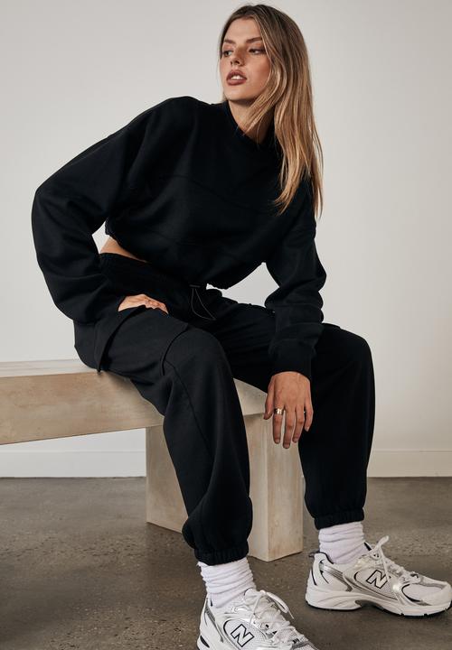 Factorie - Cropped toggle hem crew - black