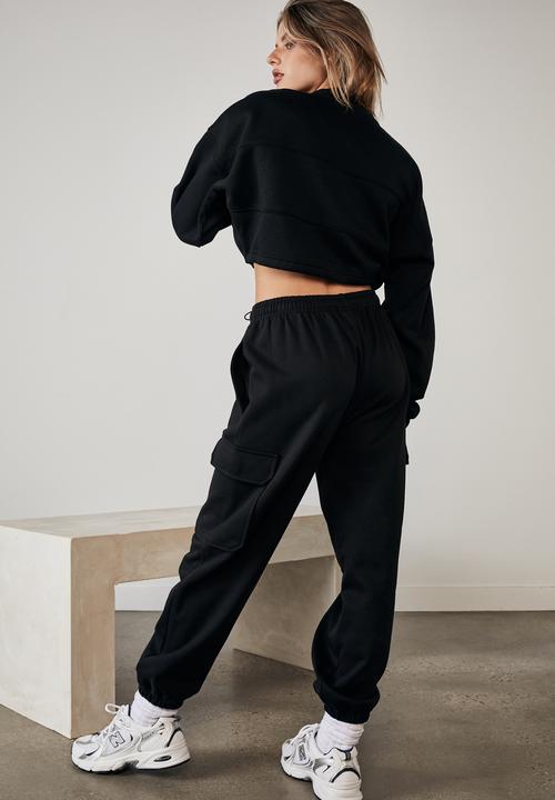 Factorie - Cropped toggle hem crew - black