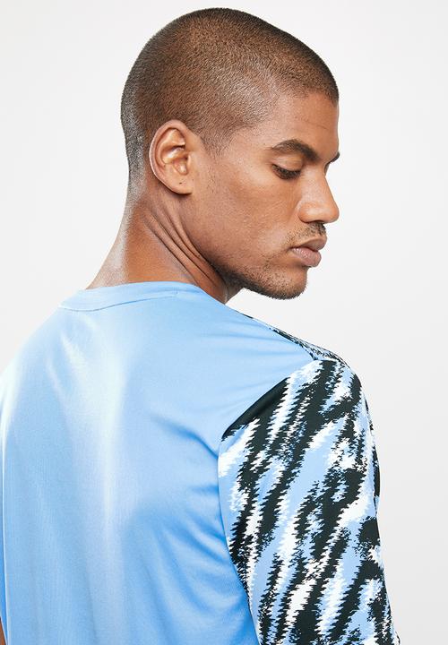 PUMA - MAN CITY ICONIC MCS GRAPHIC MEN'S FOOTBALL TEE - black & blue 