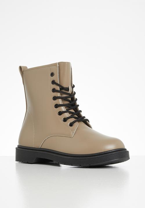 Seduction - Combat lace up boot - beige
