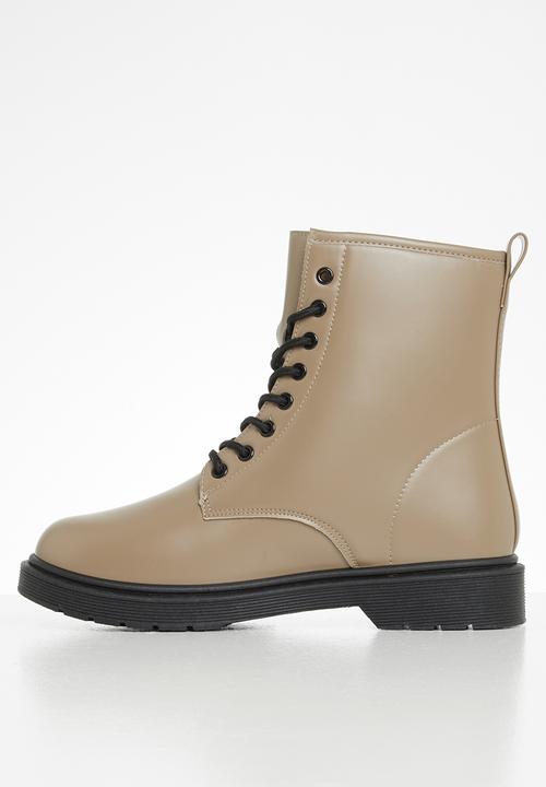 Seduction - Combat lace up boot - beige
