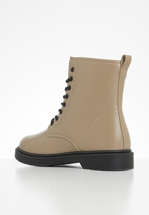 Seduction - Combat lace up boot - beige