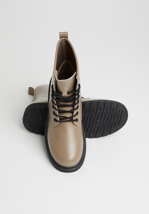 Seduction - Combat lace up boot - beige