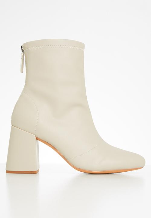 Missguided - Faux leather block heel sock boots - cream