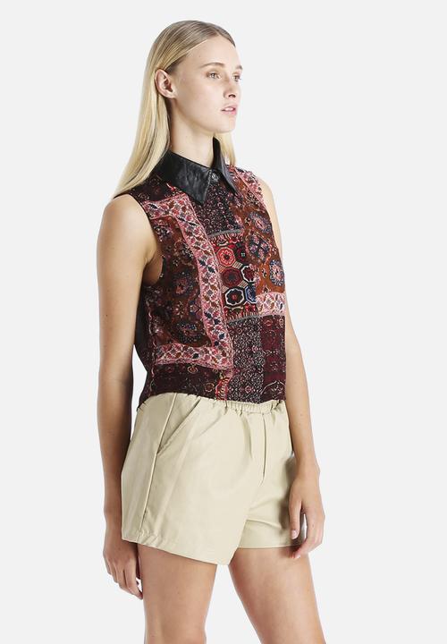 Glamorous - Printed Sleeveless Blouse With Pleather Collar 