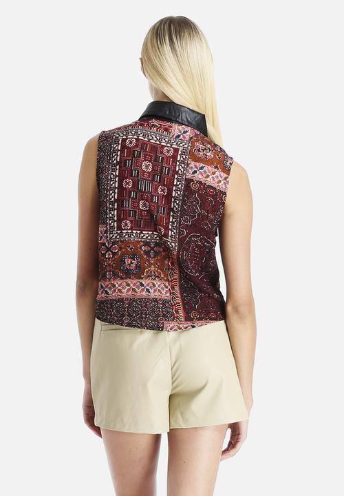 Glamorous - Printed Sleeveless Blouse With Pleather Collar 