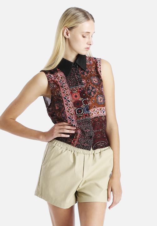 Glamorous - Printed Sleeveless Blouse With Pleather Collar 